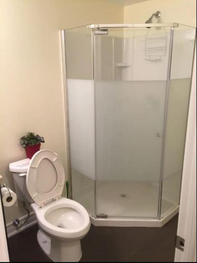 Cozy & Spacious Suite With Private Bathroom Near Toronto Airport ! Mississauga Exteriör bild