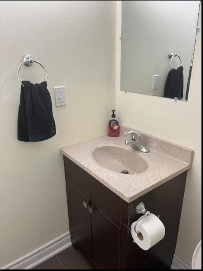 Cozy & Spacious Suite With Private Bathroom Near Toronto Airport ! Mississauga Exteriör bild